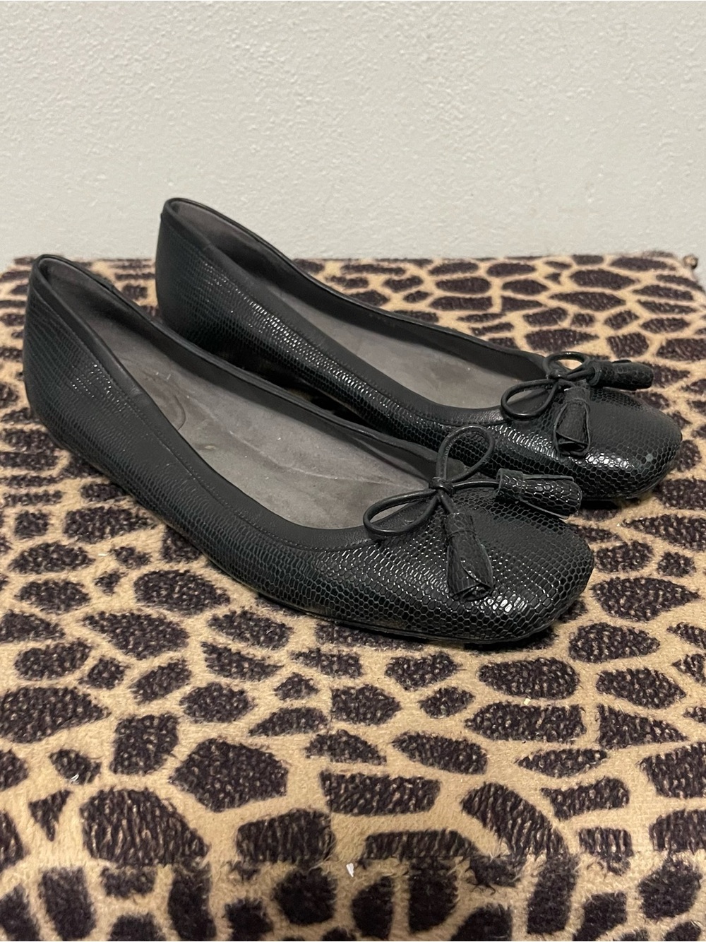 Stuart Weitzman Front Bow Ballet Flats Black Leather Comfort Womens 9